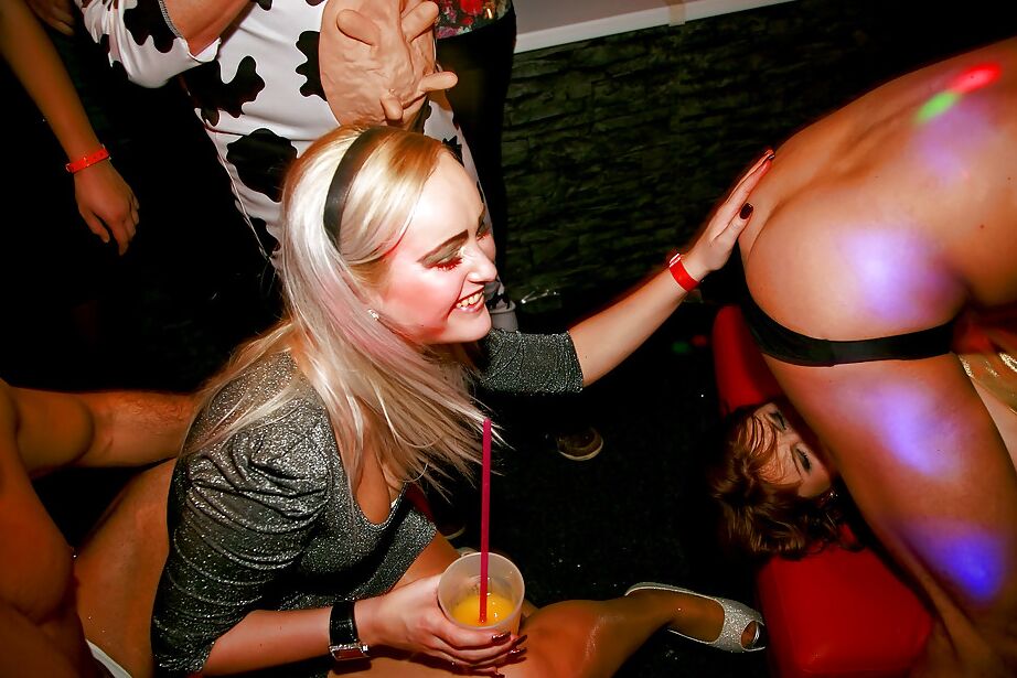 16P Lustvolle Amateur-Mädels toben sich auf der Party mit heißen Stripperinnen aus