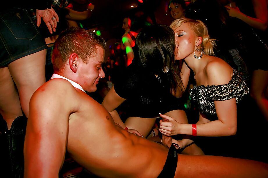 16P Lustvolle Amateur-Mädels toben sich auf der Party mit heißen Stripperinnen aus