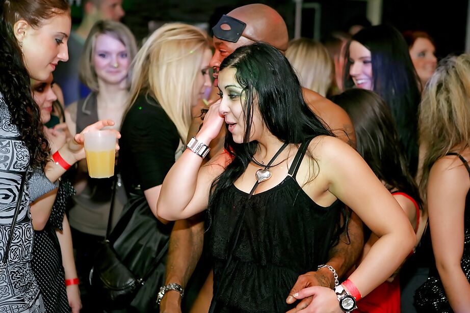 16P Lustvolle Amateur-Mädels toben sich auf der Party mit heißen Stripperinnen aus