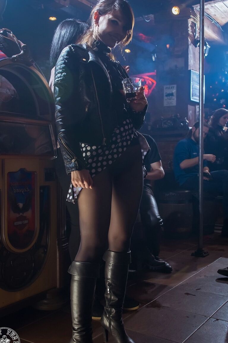 14P Sexpot en bottes Jeny Smith donne une jupe excitante en collants en public
