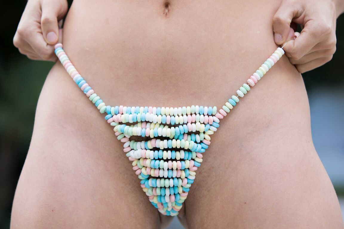 21P Abella Danger, lapine de Pâques salope, pose dans sa tenue provocante au bord de la piscine.