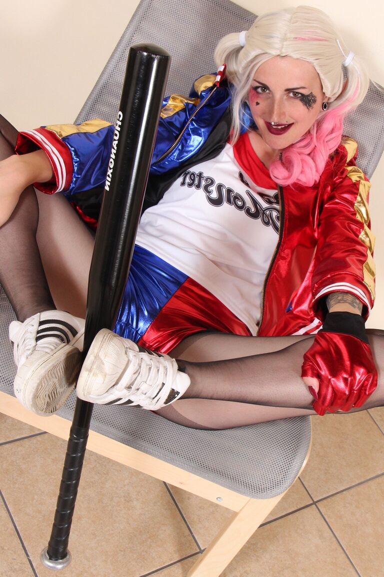 10P: Die wunderschöne Harley-Quinn-Cosplayerin zeigt ihre perfekten weichen Sohlen in Schwarz