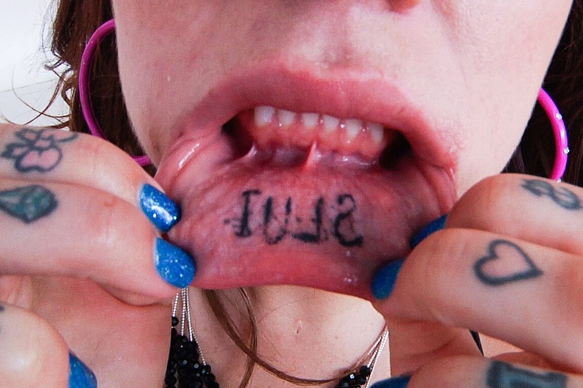 15P Karmen Karma, rousse tatouée, tire sur une lèvre pendant une sodomie hardcore