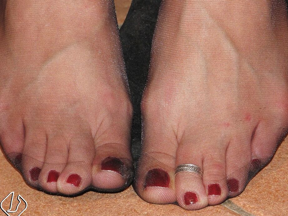 16P Linda menina morena de meia-calça adora fetiche por pés