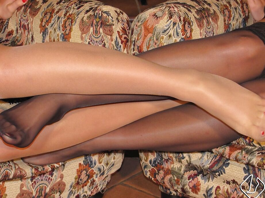 16P Impressionantes garotas com fetiche por pés Chiara e Imma mostrando sua meia-calça
