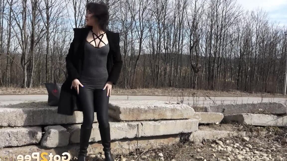15P Bombasse aux cheveux noirs en leggings serrés fait pipi dehors