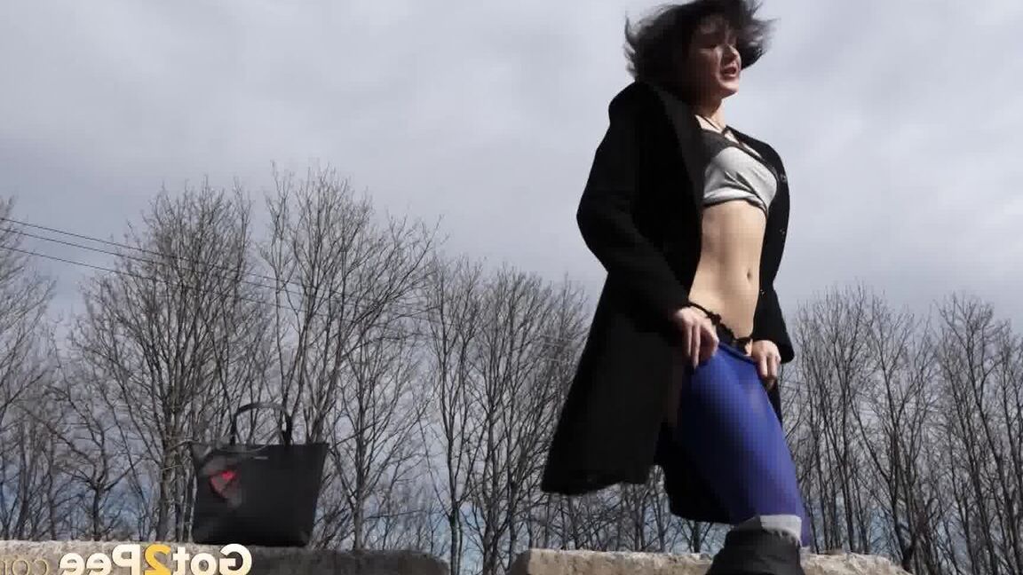 15P Bombasse aux cheveux noirs en leggings serrés fait pipi dehors