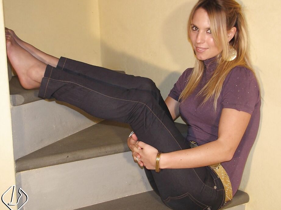 16P La pute blonde Selene est un modèle fétichiste des pieds avec de belles jambes.