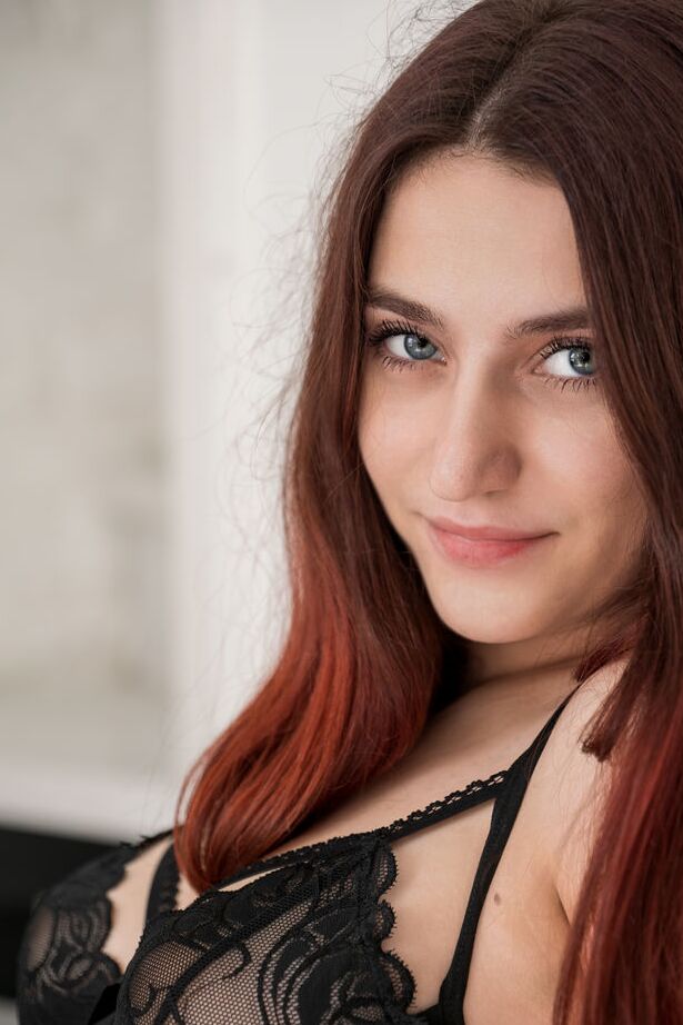 16P La pelirroja natural Meggy muestra sus firmes tetas adolescentes en pantimedias color canela
