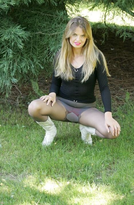 12P Nena lujuriosa desnudándose y provocando su coño debajo de las bragas al aire libre