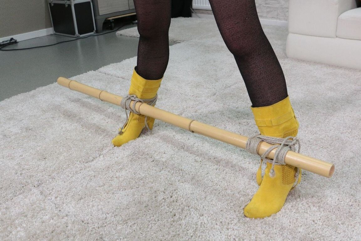 16P Sexy Tied Girls Big ballgag e botas amarelas 4K