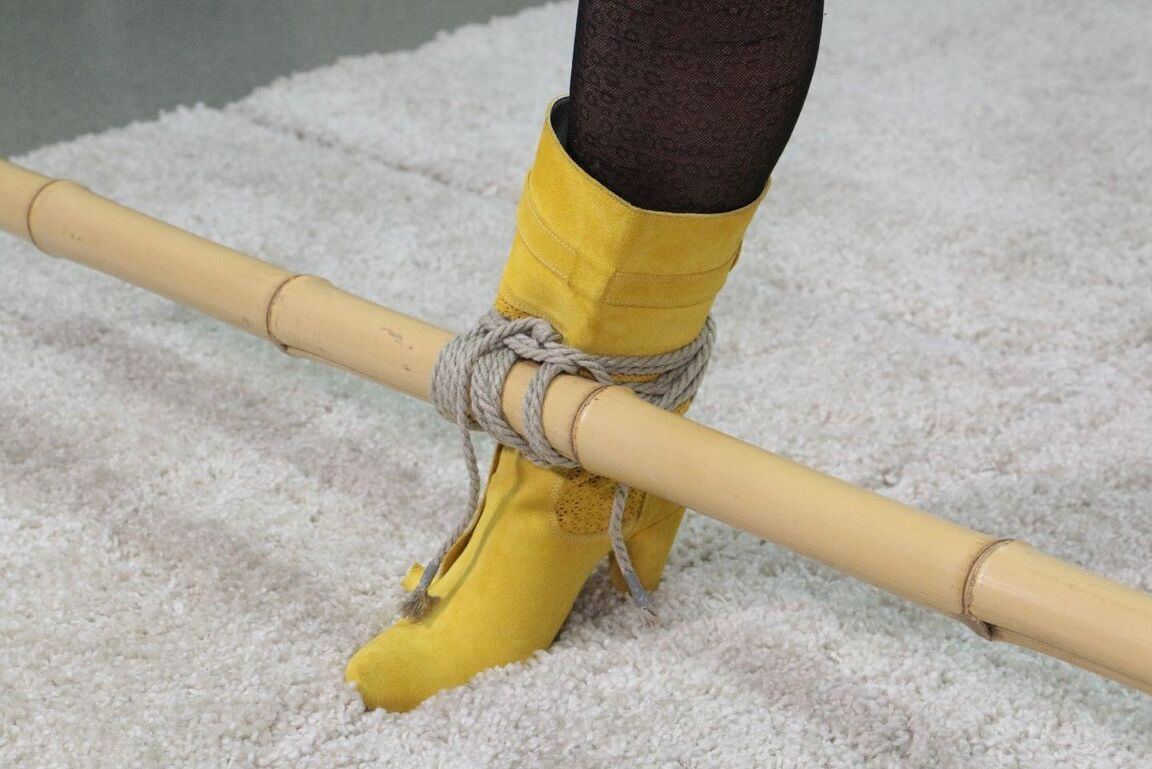 16P Sexy Tied Girls Big ballgag e botas amarelas 4K