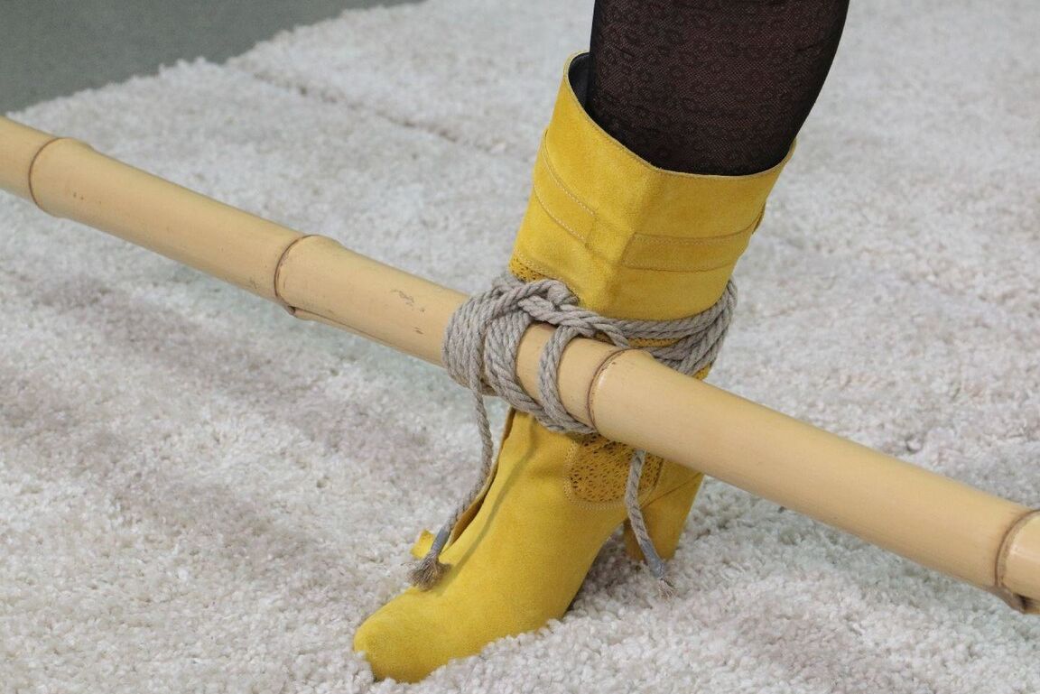 16P Sexy Tied Girls Big ballgag e botas amarelas 4K