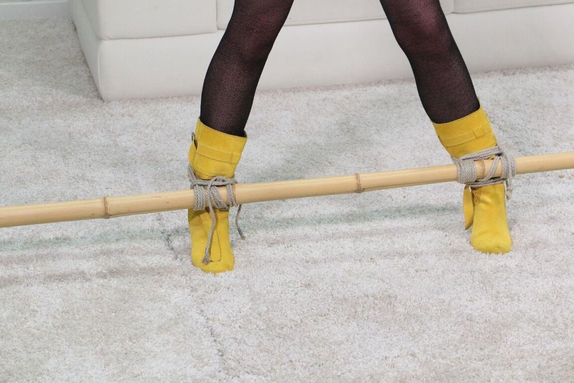 16P Sexy Tied Girls Big ballgag e botas amarelas 4K