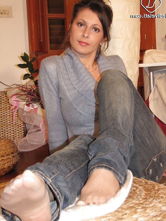 16P La modelo fetichista de pies de tetas grandes Elena tiene sus pantimedias puestas
