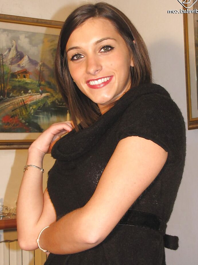 16P A linda garota Valentina está mostrando sua deslumbrante meia-calça de fetiche por pés