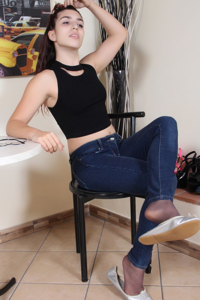 12P Une brune chaude en collants en nylon montre ses pieds et ses semelles doux