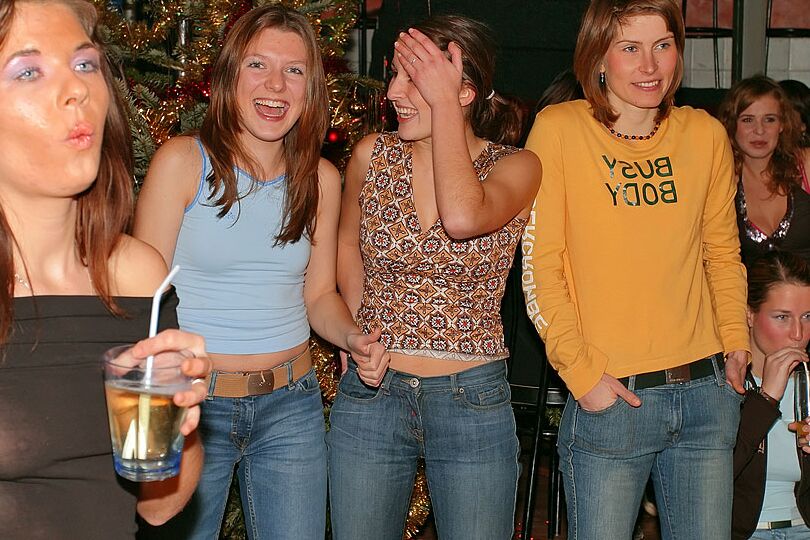 16P Amateurs sales qui deviennent coquins à la fête avec des strip-teaseurs