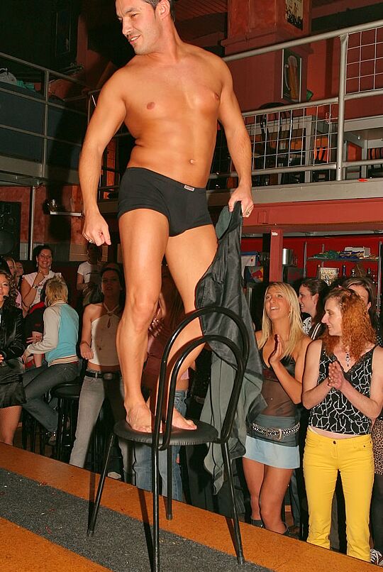 16P Amateurs sales qui deviennent coquins à la fête avec des strip-teaseurs