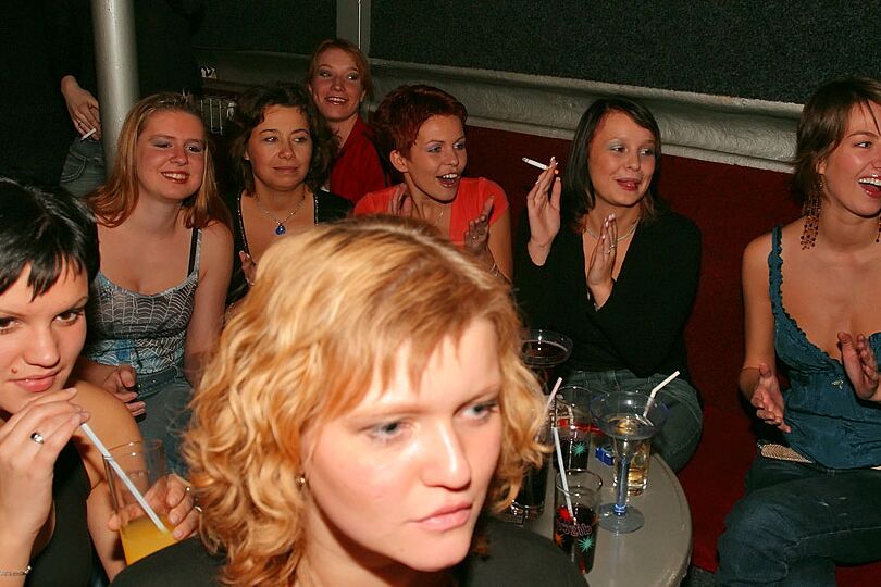 16P Amateurs sales qui deviennent coquins à la fête avec des strip-teaseurs