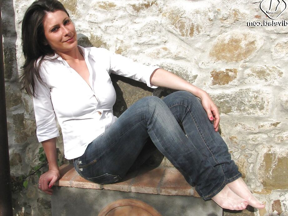 16P Elena, une salope brune au gros cul, a des pieds méchants