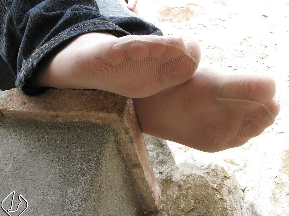 16P Elena, une salope brune au gros cul, a des pieds méchants