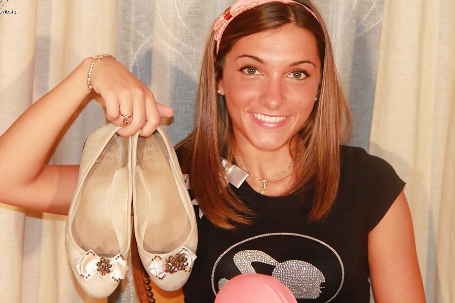 16P Valentina quiere compartir su amor fetichista de pies con el resto de nosotros