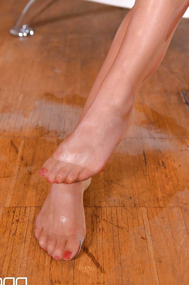 Ivana Sugar, une jeune fille européenne ornée de collants 16P, montre de superbes jambes en talons hauts.
