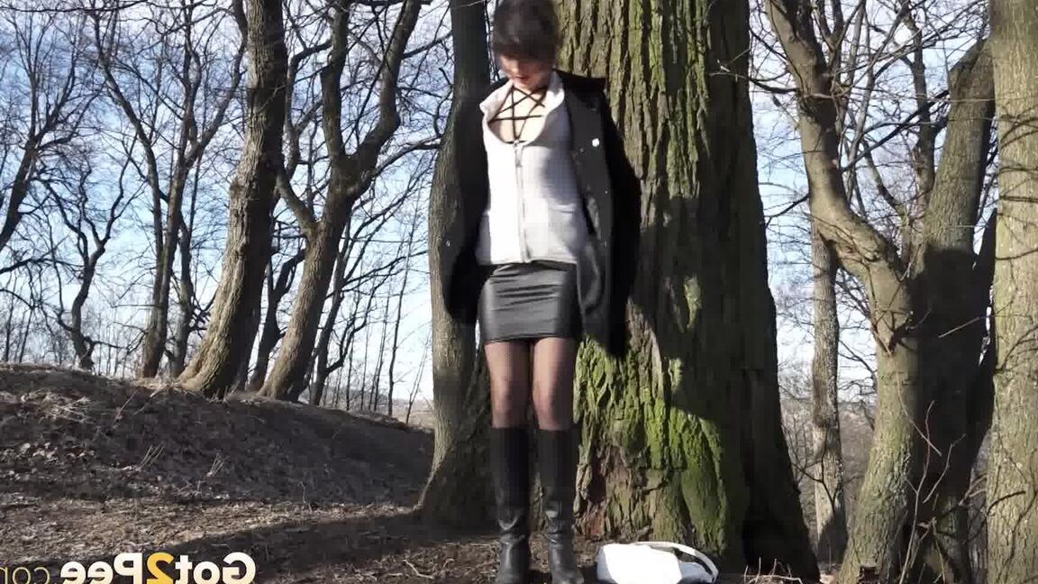 15P Bombasse aux cheveux corbeau se soulage dans les bois