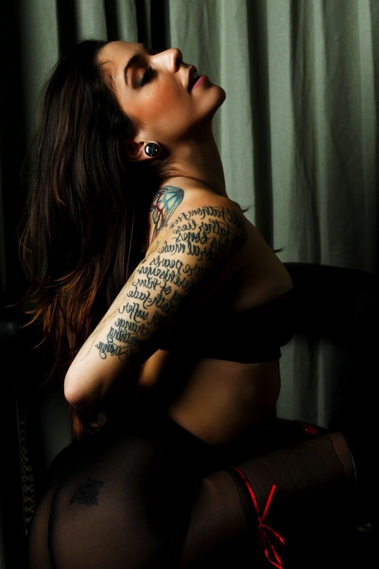 12P A morena tatuada Kayla Jane Danger fica nua com botas acima do joelho