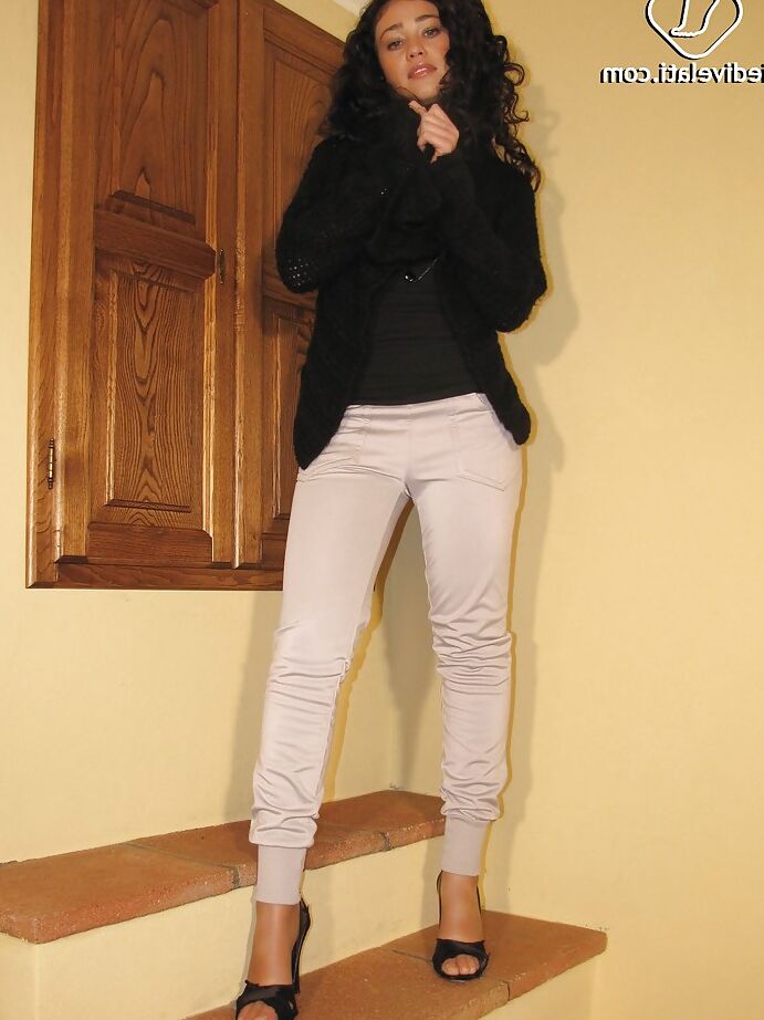 16P Morena gata Erica mostrando suas pernas deslumbrantes na meia-calça