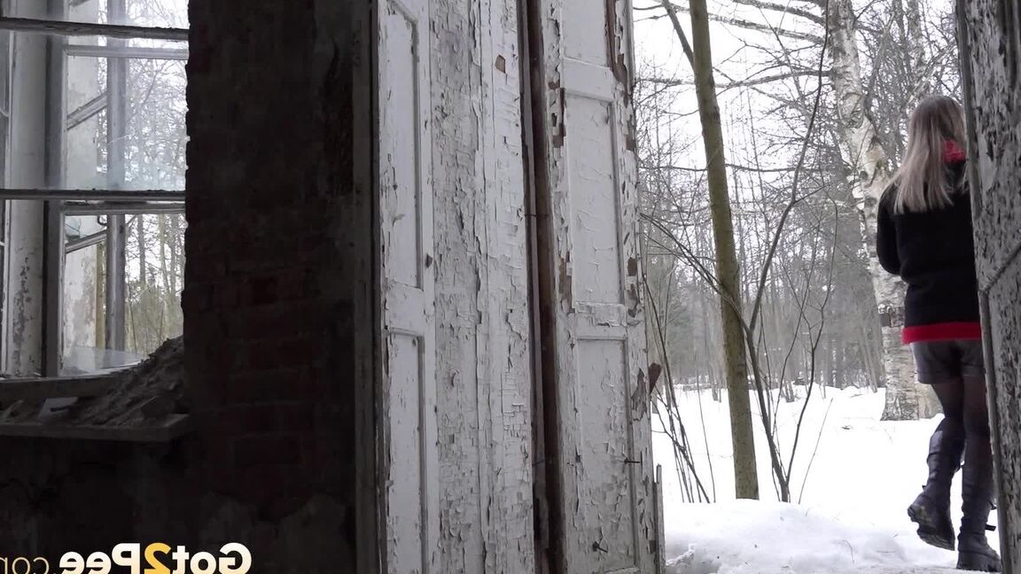 15P Une Européenne nerveuse se soulage dans un vieux bâtiment