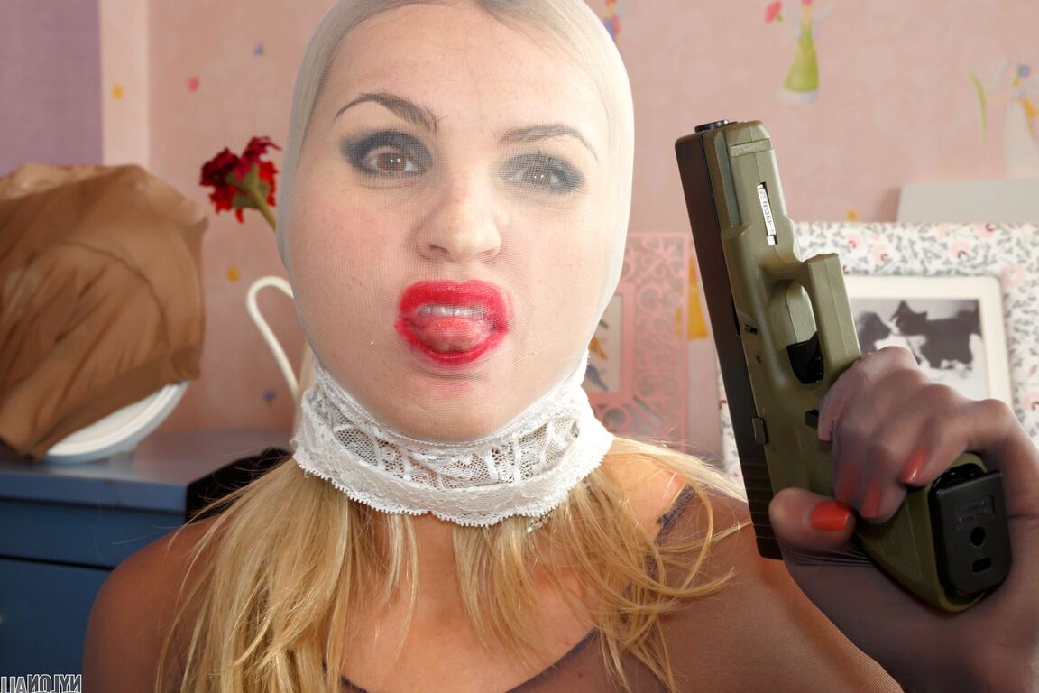 16P Solo girl Vera brandit un pistolet tout en s'enfilant dans des couches de collants