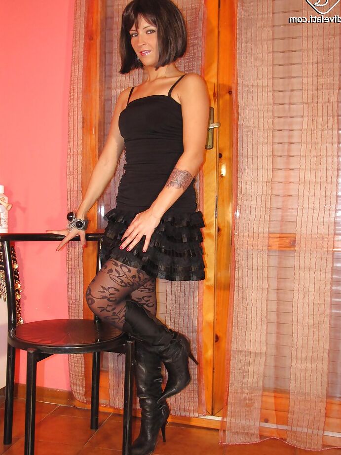 16P Smashing morena milf com pernas magras Barbara é adorável