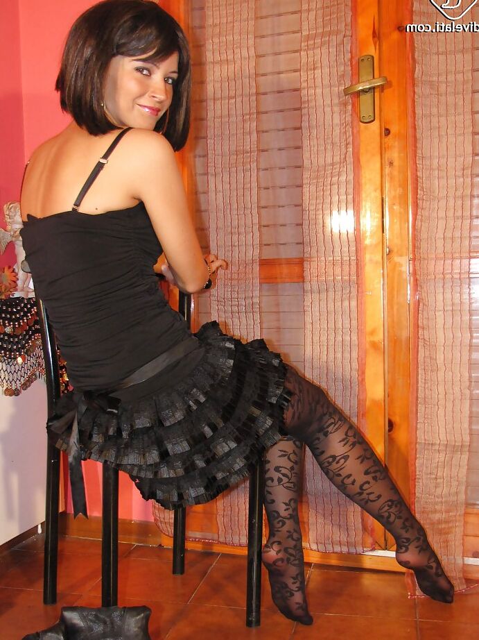 16P Smashing morena milf com pernas magras Barbara é adorável
