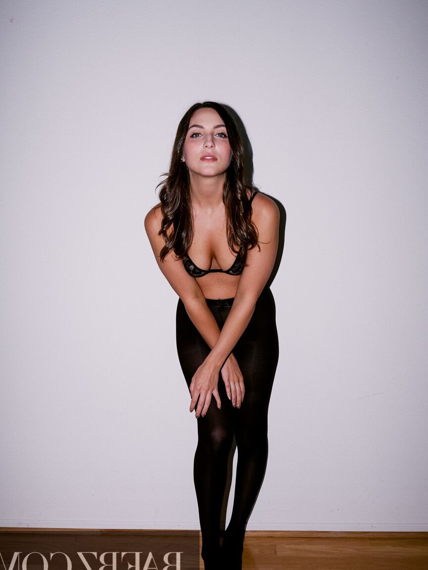 21P A adolescente americana branca Pepper Xo leva uma surra usando meia-calça preta