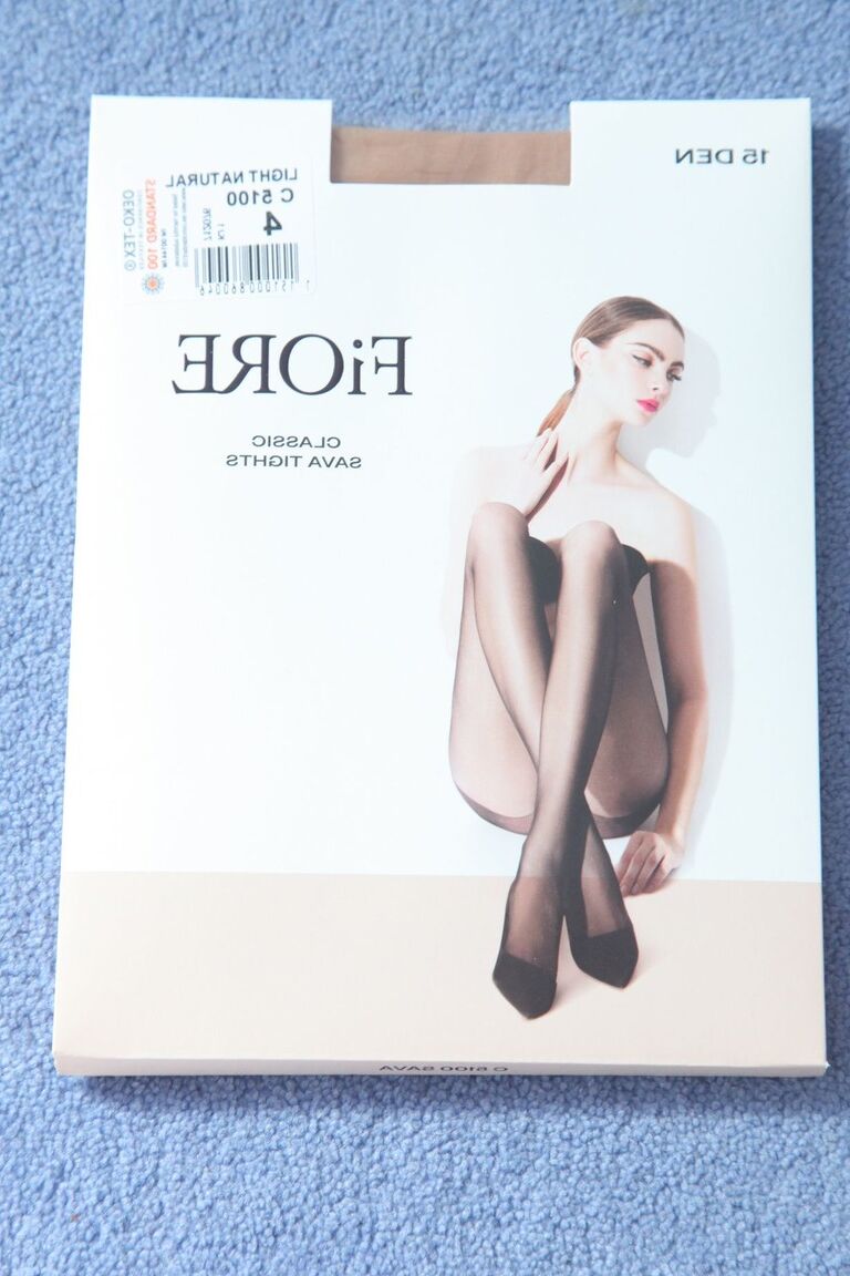 21P ゴージャスな秘書エミリー J が仕事中に服を脱いでおいしい乳首を見せます
