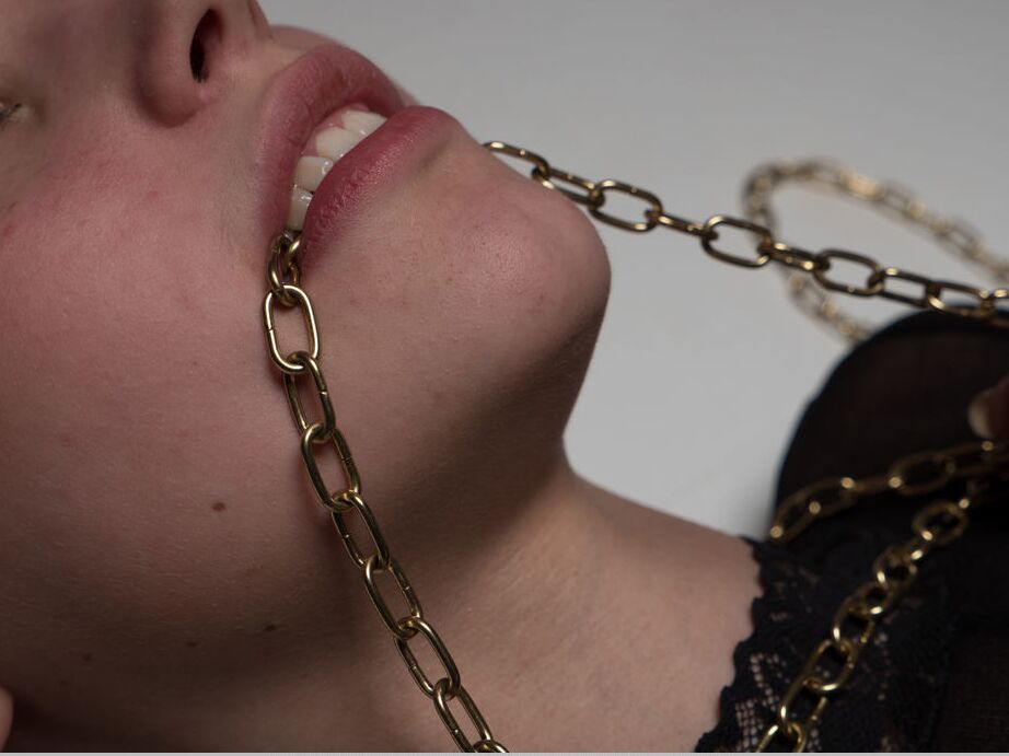 16P Lizzy B has her body tied up by golden chains and rubs it againts her