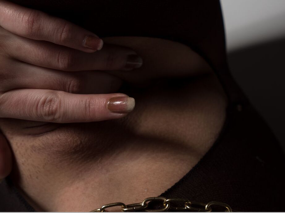 16P Lizzy B has her body tied up by golden chains and rubs it againts her