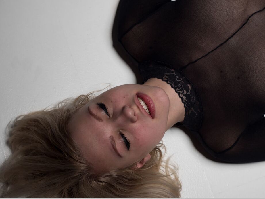 16P Lizzy B has her body tied up by golden chains and rubs it againts her
