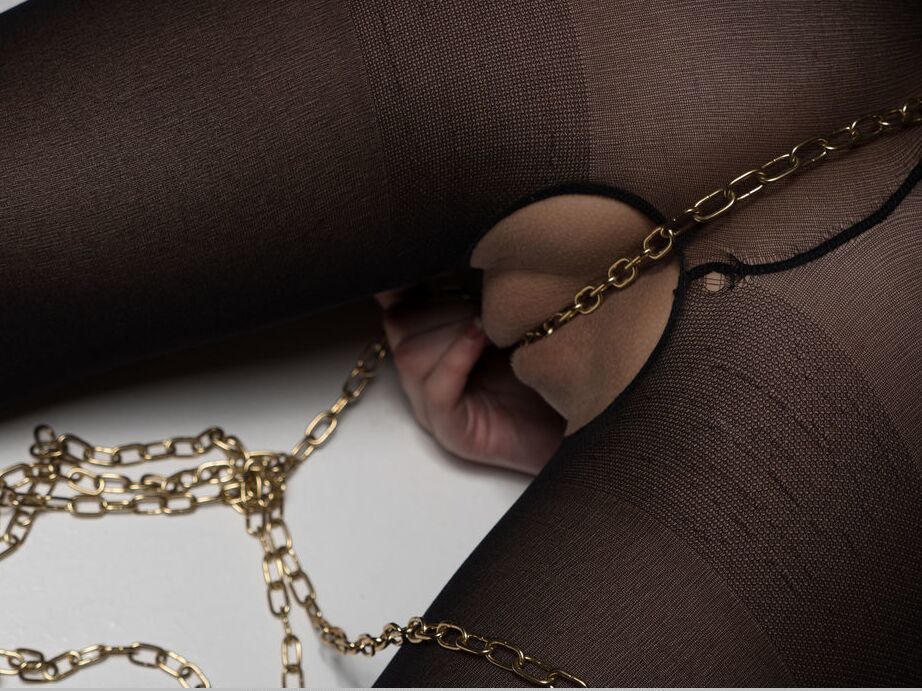 16P Lizzy B has her body tied up by golden chains and rubs it againts her