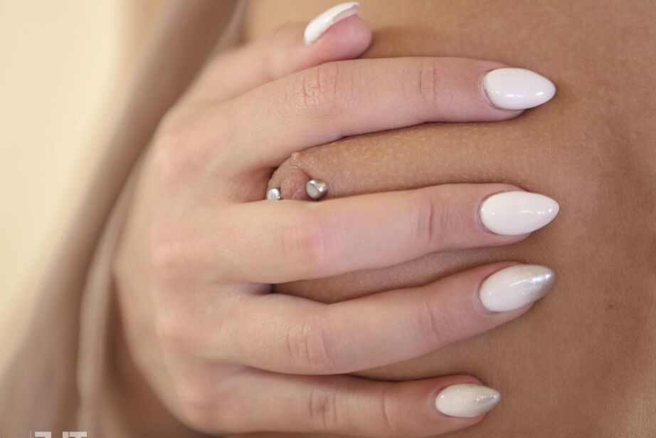 Die 16P dünne Blondine Katrin Tequila zieht beim Masturbieren ihre Strumpfhose aus