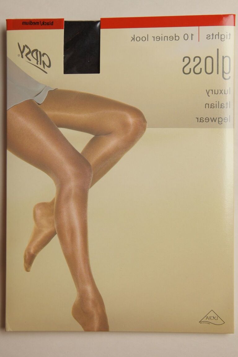 21P La merveilleuse fille Charley S perd sa jupe sexy et pose dans ses collants transparents