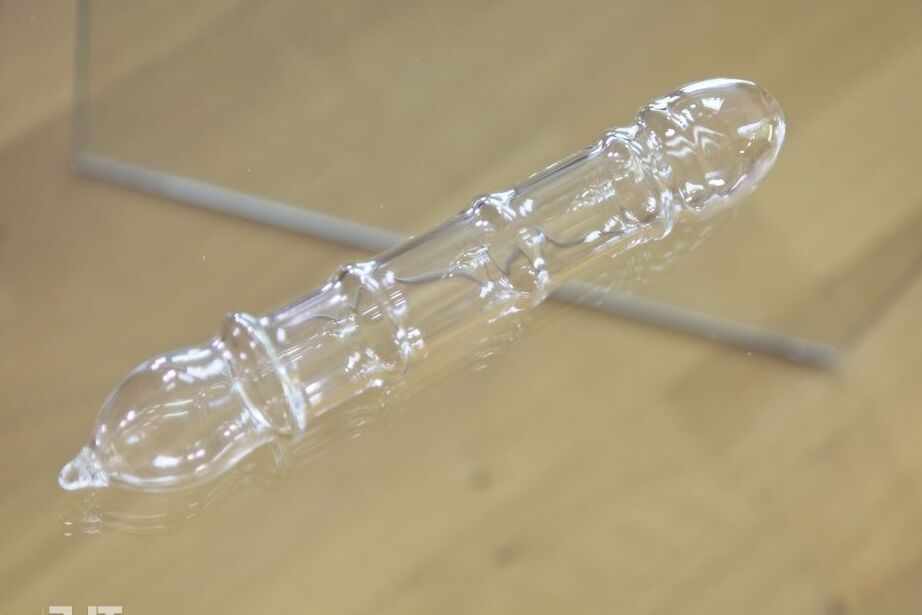 16P A loira gostosa Karol Lilien leva um vibrador de vidro para sua vulva rosa em um bodystocking