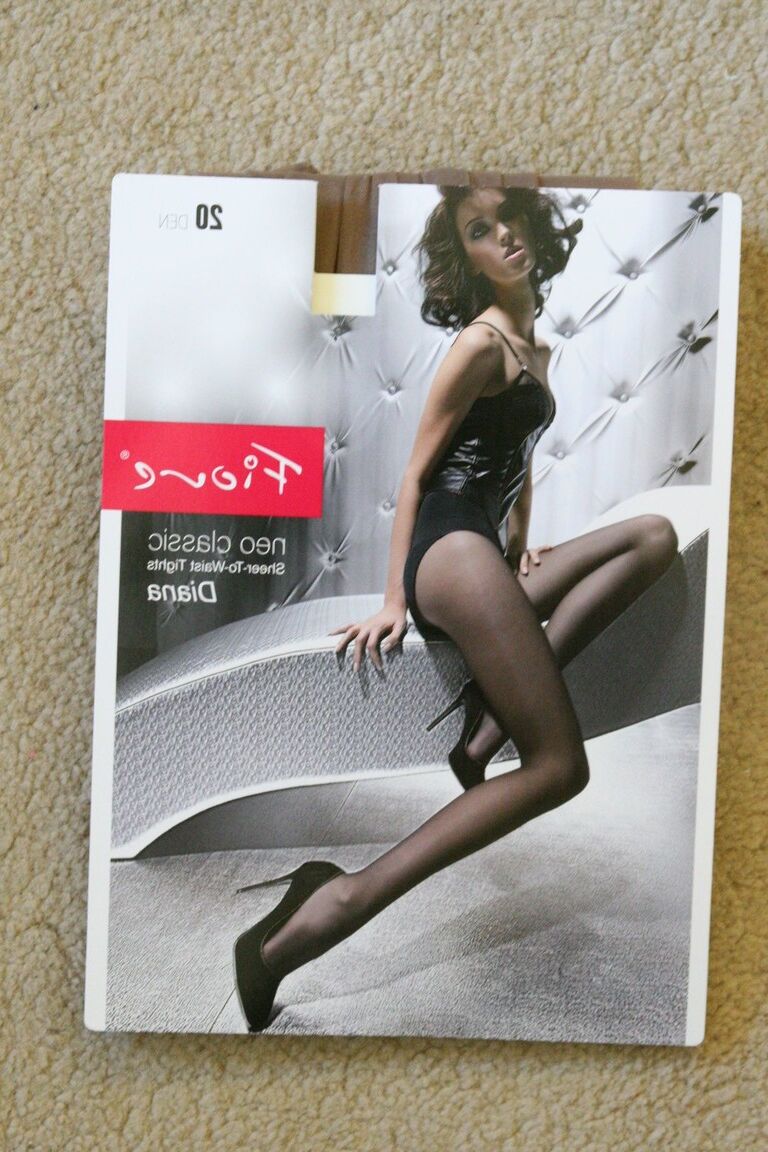 21P 痩せたガールフレンドのジョー E がピンクのスカートを脱いでかわいいおっぱいを露出