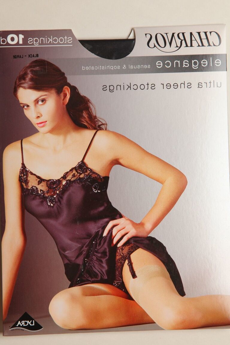 21P Sexy Stacey P perdendo camisola de cetim