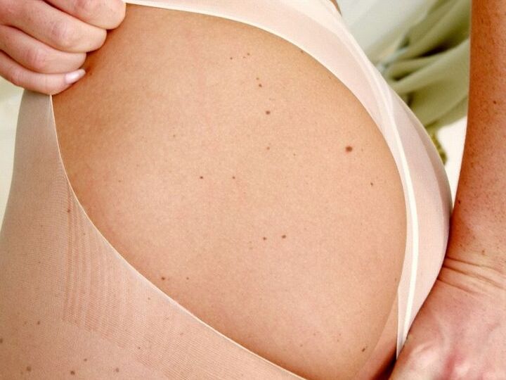 16P いじる赤毛が彼女の薄手のパンストを引き裂く