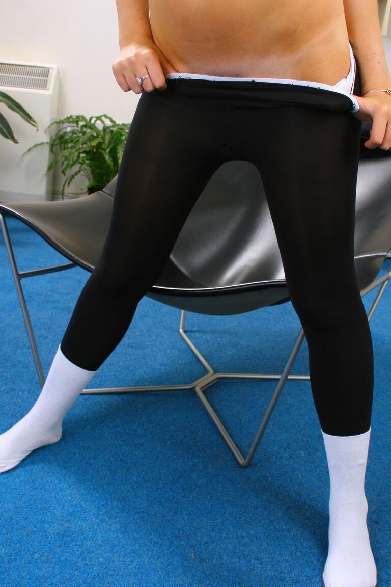 21P Lauren Hurley, une écolière coquine, montre ses minuscules tétons sur la chaise de bureau.