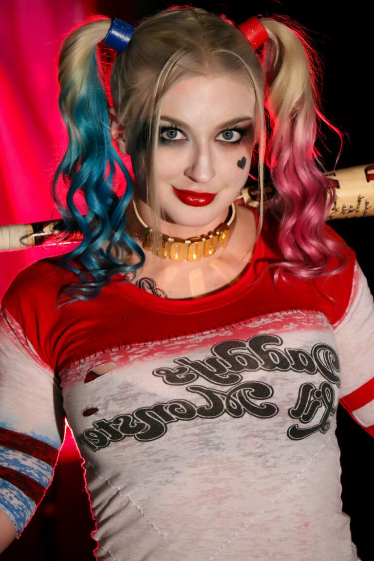 21P Leya Falcon, une blonde folle, affiche ses gros seins dans des résilles