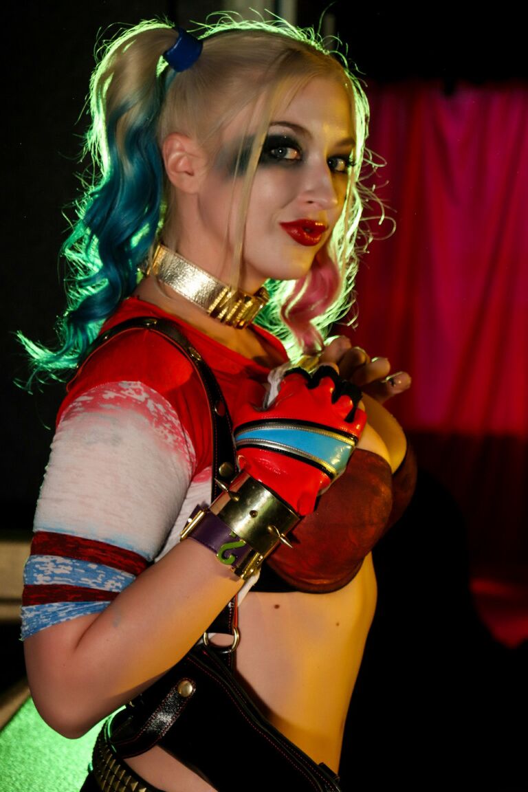 21P Leya Falcon, une blonde folle, affiche ses gros seins dans des résilles